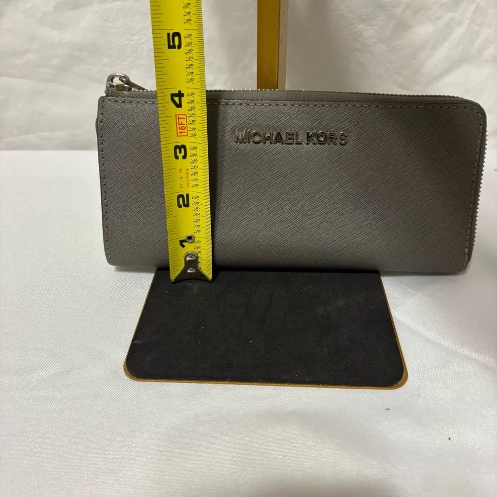 Michael Kors Jet Set Travel continental wallet in grey saffiano leather. - Picture 9 of 10